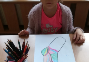 dziewczynka maluje skarpetkę